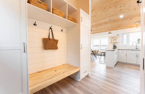 Manitoba Cottage | LAKEFRONT COTTAGE WITH GREAT VIEWS, FULL KITCHEN, & STARLINK Wi-Fi