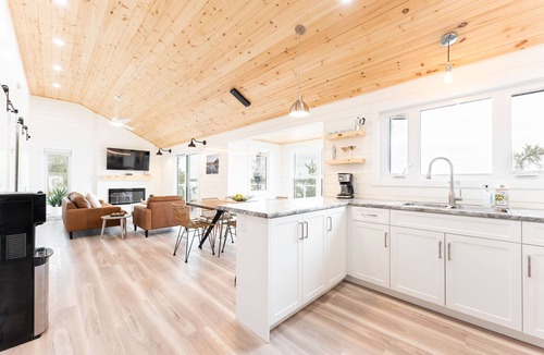 Manitoba Cottage | LAKEFRONT COTTAGE WITH GREAT VIEWS, FULL KITCHEN, & STARLINK Wi-Fi