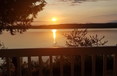 Potton Cabin | Lakefront Cottage With Spectacular View