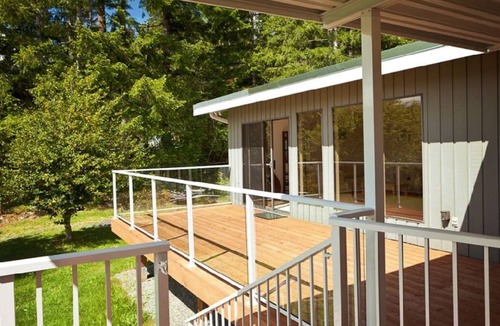 Port Alberni House | Lakefront escape with private beach and dock