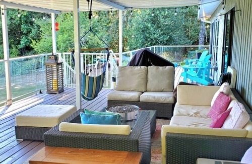 Port Alberni House | Lakefront escape with private beach and dock