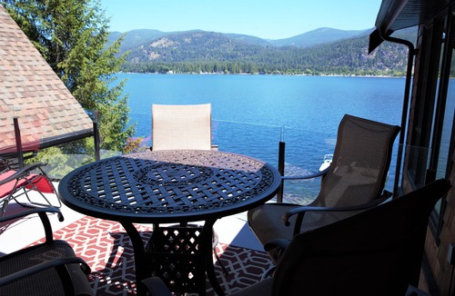 Christina Lake House | Lakefront Get-Away.A Blend of Unspoiled Beauty and Luxury