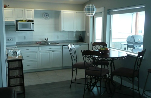 Central Okanagan House | Lakefront Guest House - Two bedrooms and two bathrooms