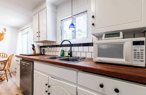 MacTier House | Lakefront Muskoka Retreat 4 Bedroom Cottage