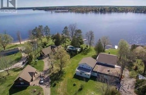Port Stanton House | lakefront resort, hot tub, sauna #8