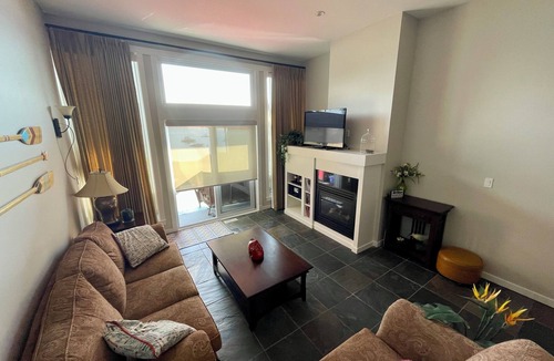 Scotch Creek House | Lakefront Shuswap townhouse in Scotch Creek (Buoy, private beach & pool/hot tub)