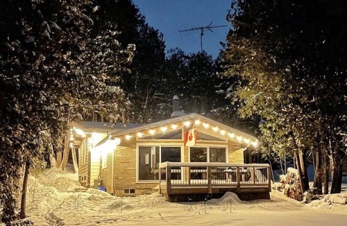 Uxbridge House | LAKEFRONT SUNSETS & HOTTUB