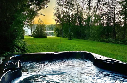 Uxbridge House | LAKEFRONT SUNSETS & HOTTUB