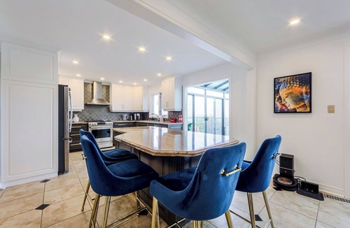 Grimsby House | Lakehouse with Spectacular View + Pool and 5 Bedrooms close to Niagara Falls