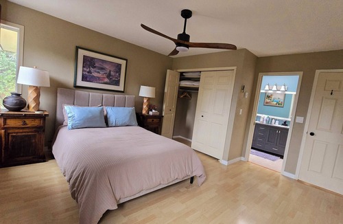 Central Okanagan Bed & Breakfast | Lakeshore Retreat offers aircon & heating, along with Wi-Fi, Netflix, and Prime.