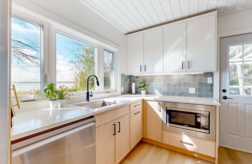 Innisfil Cottage | Lakeside Bliss: Charming Retreat with Spectacular Views & Waterfront Location