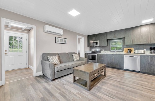 Centre Hastings Cottage | Lakeside Bliss - Charming 3BR Cottage on the Waternn