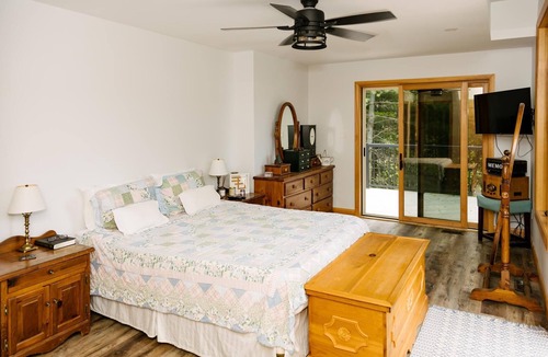 Haliburton Cottage | Lakeside Bliss: Sunswept Lake House - Your Private Oasis with Lakeside Bunkie