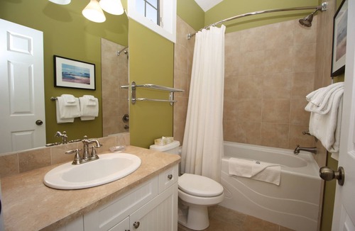 Central Okanagan Cottage | Lakeside cottage along La Casa Cottage Resort