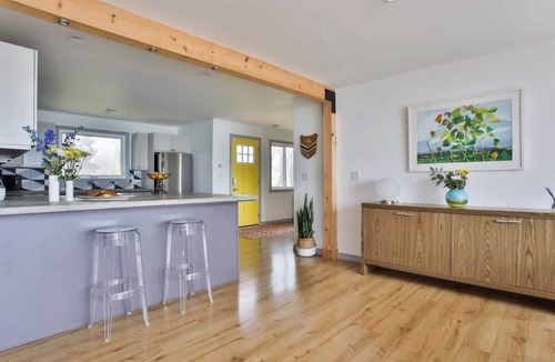 Wellington House | Lakeside PEC: Beautiful Waterfront & Patio