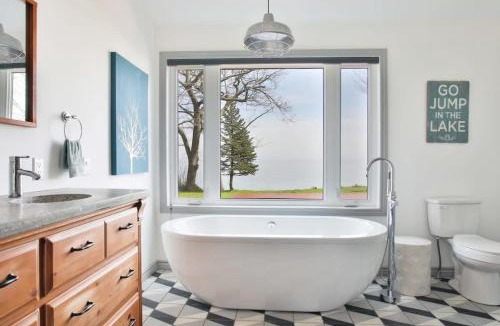 Wellington House | Lakeside PEC: Beautiful Waterfront & Patio