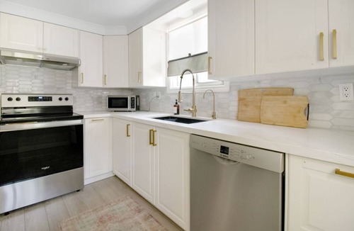 Innisfil House | Lakeside Serenity: Your Perfect Beach Escape