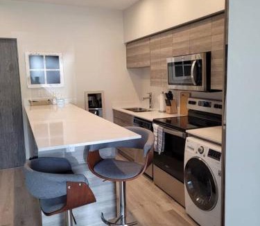 Vernon Apartment | Lakeside studio with pool