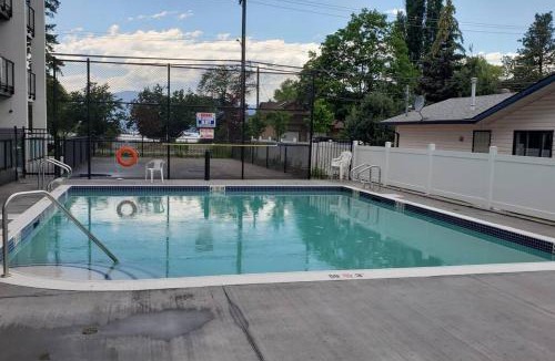 Vernon Apartment | Lakeside studio with pool