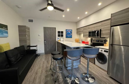 Vernon Resort | Lakeview King Studio Suite with Full Kitchen – $2,000/Month Rental in Vernon, BC