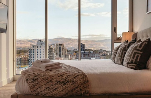 North End Apartment | LAKEVIEW LUXE | FULLY FURNISHED 2 BED & DEN | DT KELOWNA!