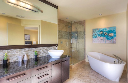Westbank Villa | Lakeview, near beach with Heated Pool & Sauna