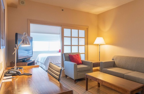 Winnipeg Hotel | Lakeview Signature, Trademark Collection by Wyndham