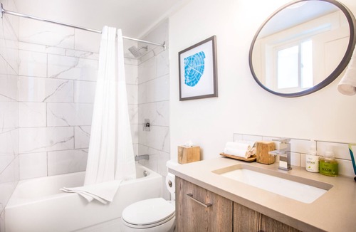 Town Centre Hotel | Lamphouse I Queen Suite