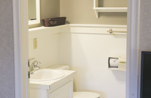 Queens Hotel | Lane's Privateer Inn