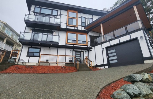 North Cowichan House | Large 5 bedroom home in DUNCAN overlooking the Valley, Lake and mountains.