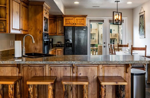 Eden Condo | Large 1BR Moose Hollow Condo – King Suite, Full Kitchen + Mountain Views