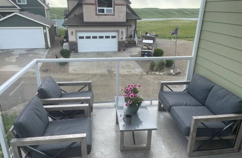 Vulcan County House | Large 4 season house on Lake Mcgregor. Sleeps 9 with indoor pool & lake access!