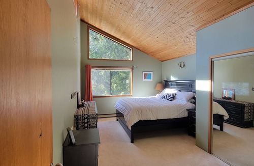 Gibsons House | Large 5BR family home w/hot tub, trampoline. Pet friendly! Close to park/beaches
