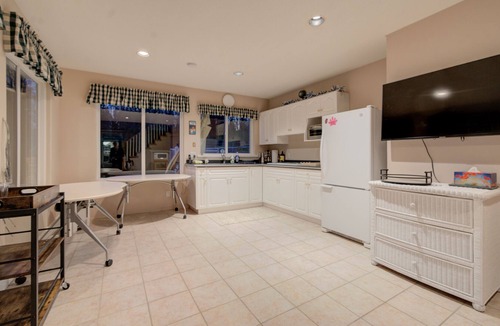 Bradner House | Large acreage w/ pool/hottub/pool table/putting Green/karaoke