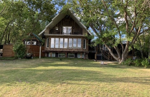 Melville Beach House | Large cabin at Crooked Lake. Perfect for large gatherings. Pet friendly.