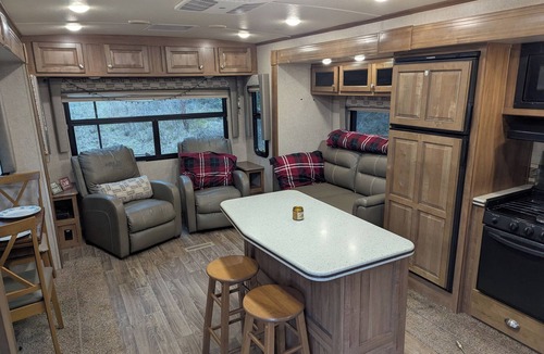 Meadow Creek House | Large + comfortable 2018 Trailer near Kootenay Lake