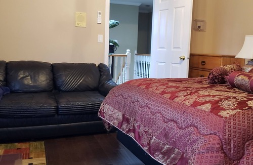 Richmond Bed & Breakfast | Large Comfy room w Private bath in gre