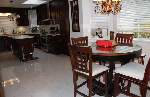 Richmond Bed & Breakfast | Large Comfy room w Private bath in gre