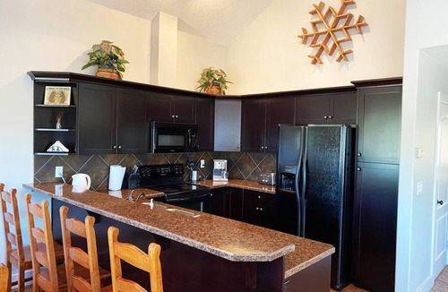 East Kootenay Apartment | Large Condo Mountain View (5 bed/Sleeps 11)