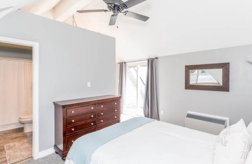 Craigleith Condo | Large Condo with Pool and Mountain Views