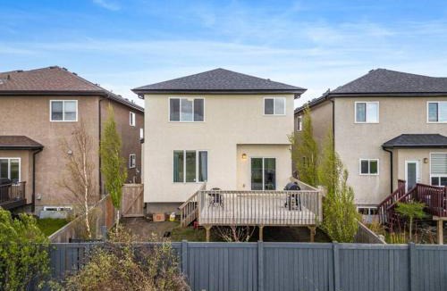 Northwest Edmonton House | Large Detached Near Anthony Henday in Albany with 2 Living Rooms, Netflix, Office Space, AC, Perfect for Families, Sleeps 13