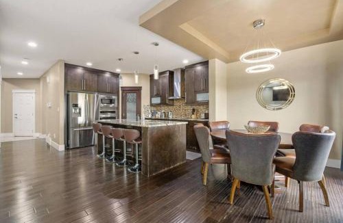 Northwest Edmonton House | Large Detached Near Anthony Henday in Albany with 2 Living Rooms, Netflix, Office Space, AC, Perfect for Families, Sleeps 13