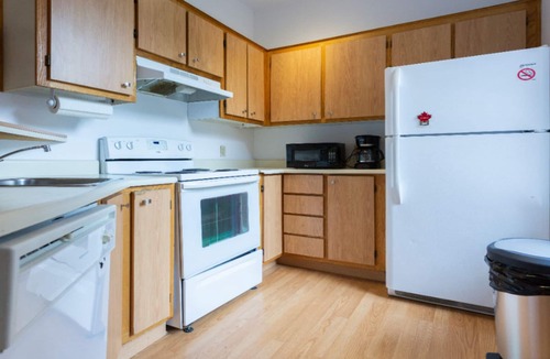Shaughnessy Village House | Large Downtown Townhouse on 2 Levels - Sleeps 6 ⭐ - 1 month or more stays
