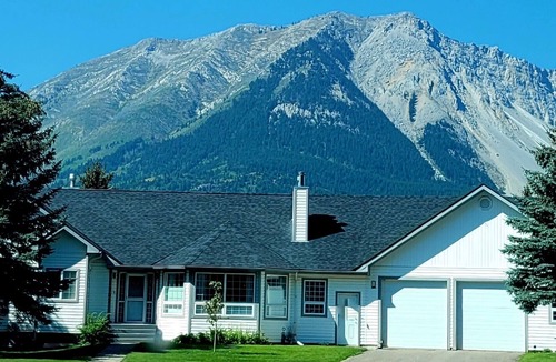 Bellevue House | Large Fam Friendly Home - Hot Tub- Air Conditioning - Game Room - Child Friendly