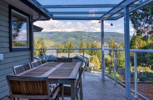 Sechelt House | Large Family home - 2 min walk to the beach with waterviews.