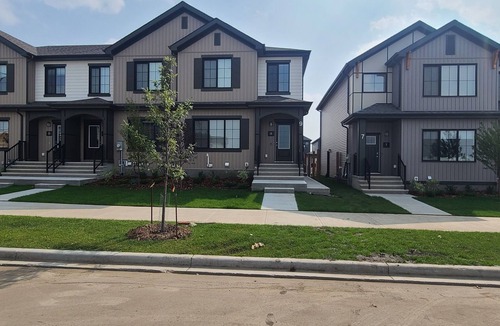 St. Albert House | Large family home in St Albert sleeps 10, EV rental available, 15min to WEM