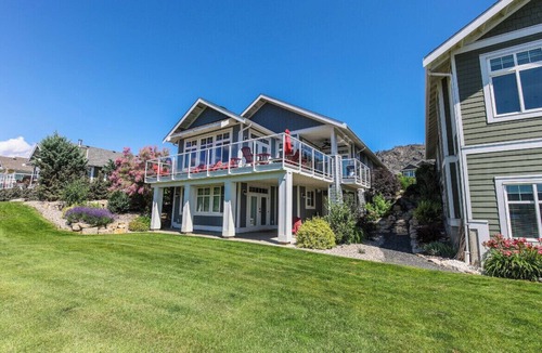 Okanagan-Similkameen House | Large home 4 bed and 4 bath two separate suites home two kitchens water views