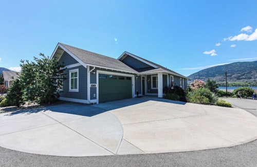 Okanagan-Similkameen House | Large home 4 bed and 4 bath two separate suites home two kitchens water views