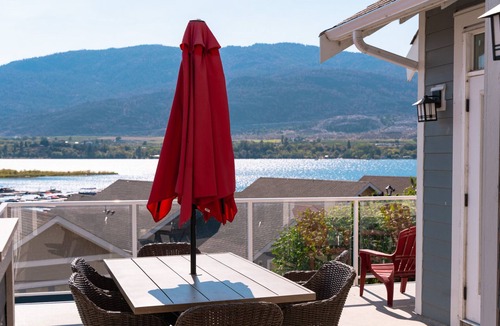 Okanagan-Similkameen House | Large home 4 bed and 4 bath two separate suites home two kitchens water views