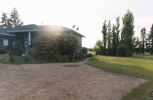 Red Deer House | Large house - 1600 sq ft, Large Acreage - 3 minutes south of Red Deer Alberta